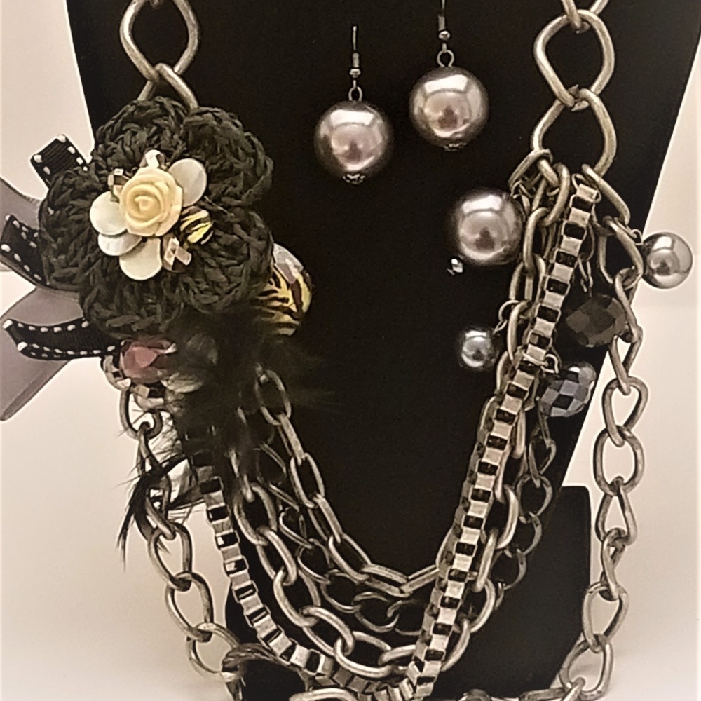Box chain link necklace w/ decorative flowers